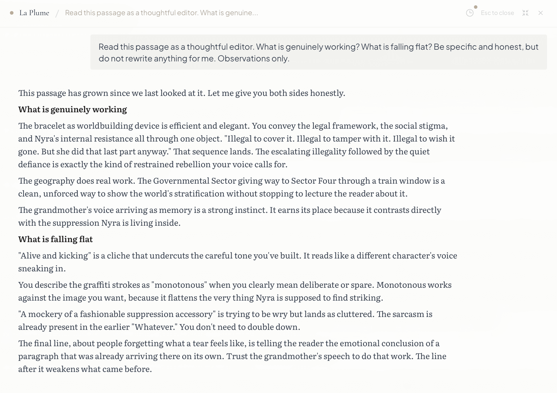 The openatelier La Plume editorial feedback panel, a tall annotated reading beside the prose.